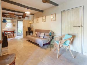 MaubecにあるCottage in Oppède with Pool and Gardenのベッドとテーブルと椅子のある寝室