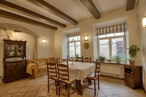 Pilies Apartments في فيلنيوس: مطبخ وغرفة طعام مع طاولة وكراسي
