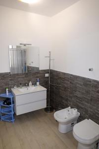 トラーパニにあるAppartamento Trapani Mare 2のバスルーム(トイレ、洗面台付)