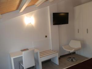 A television and/or entertainment centre at Hotel Rural Villa de Berlanga