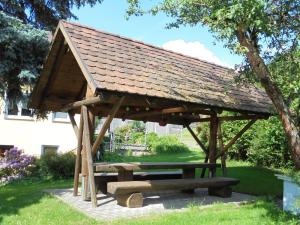 estructura de madera con techo sobre una mesa de picnic en Ferienhaus Bauer mit wunderschönem Panoramablick, en Tännesberg