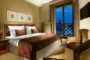 ein Hotelzimmer mit einem Bett und einem großen Fenster in der Unterkunft Jalta Boutique Hotel in Prag