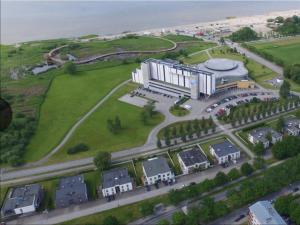 een luchtzicht op een gebouw met een parkeerplaats bij Papli 34 Apartment with pool in Pärnu