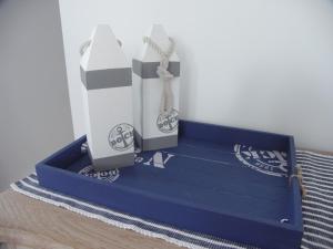bandeja azul con dos cajas encima de una cama en Dom pod Skrzydłami, en Gawliki Wielkie