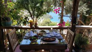 un tavolo con cibo e vista sull'oceano di Fidanka Hotel a Kalkan