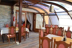 una tenda con sala da pranzo con tavoli e sedie. di OW Wiktoria a Rogowo