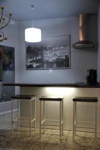eine Küche mit zwei Hockern und einer Arbeitsplatte in der Unterkunft Apartment Caplex in Oldenburg