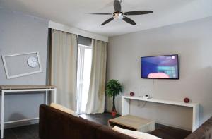 a living room with a couch and a ceiling fan at Apartment Caplex in Oldenburg