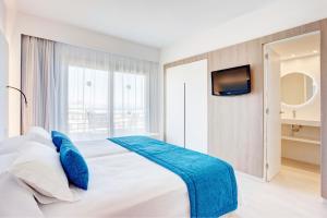 Postel nebo postele na pokoji v ubytování Grupotel Farrutx