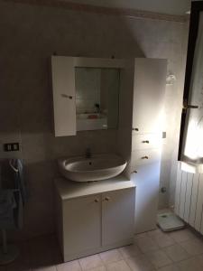 グアルド・タディーノにあるAppartamento Biancospinoのバスルーム(洗面台、鏡付)