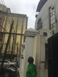 Bangunan di mana terletaknya rumah tamu ini