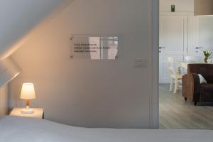 una camera con letto e tavolo con sedia di B&B Hildegarden a Gierle