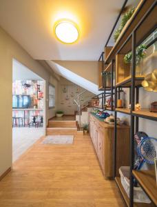 un corridoio con una scala in una casa di Augusta a Bangkok