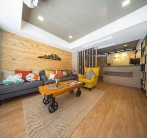 un soggiorno con un divano e un tavolo di Augusta a Bangkok