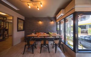 una sala da pranzo con un tavolo e alcune sedie di Augusta a Bangkok