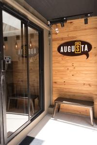 un negozio con una panchina davanti a una finestra di Augusta a Bangkok