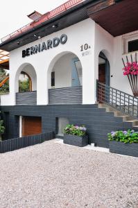 カルパチにあるApartamenty Bernardoの弁納文字の看板のある建物