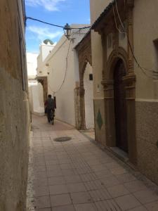 una persona montando una bicicleta por un callejón en Naima's House, en Rabat