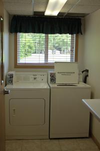 eine Waschküche mit zwei Maschinen und einem Fenster in der Unterkunft Americas Best Value Inn in Annandale