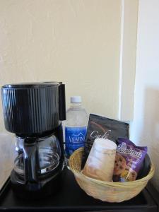eine Theke mit einer Kaffeemaschine und einem Korb mit Lebensmitteln in der Unterkunft Civic Center Lodge / Lake Merritt BART in Oakland