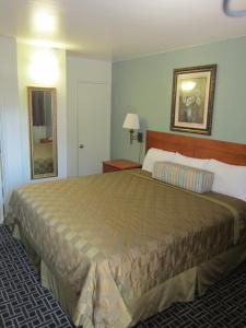 a bedroom with a large bed in a hotel room at Civic Center Lodge / Lake Merritt BART in Oakland