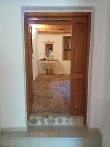 eine offene Tür in ein Zimmer mit einem Schreibtisch in der Unterkunft Heracles Traditional Cretan Houses in Spílion