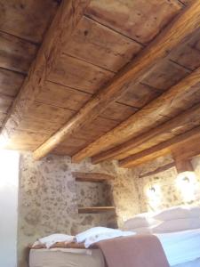 una camera con soffitti in legno e 2 letti di Heracles Traditional Cretan Houses a Spílion