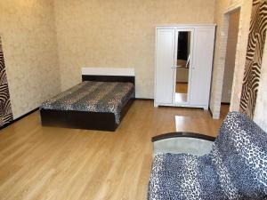 ウファにあるApartment Chernyshevskogo 71/1のベッド2台とドアが備わる小さな部屋です。