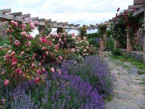 einen Garten mit rosa und lila Blumen und einem Steinweg in der Unterkunft Chateau Třebešice in Kutná Hora