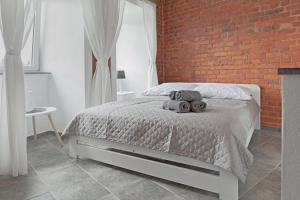 een slaapkamer met een bed met twee teddyberen erop bij Apartament w starym browarze 2 in Kłodzko +19 foto's