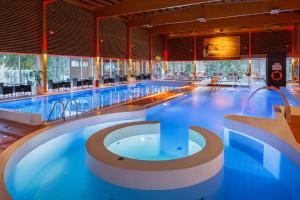a large swimming pool in a building at Meresuu Spa & Hotel in Narva-Jõesuu