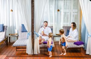 a man and a woman and two children in a room at Meresuu Spa & Hotel in Narva-Jõesuu