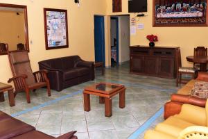 a living room with couches and chairs and a table at Estância Bela Vida in Carmo do Rio Claro