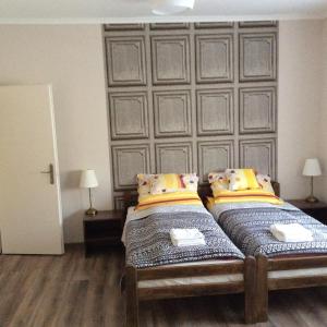 A bed or beds in a room at A bástya árnyéka