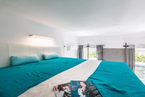 ブダペストにあるBpR Szondi Cozy Apartmentのベッドルーム(青い枕の大型ベッド1台付)