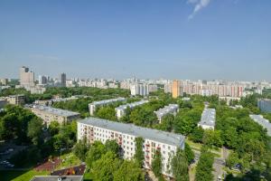 モスクワにあるApartamienty na Azovskoi 9k2の建物や木々が立ち並ぶ街並み