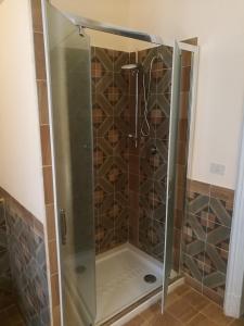 prysznic ze szklanymi drzwiami i stojakami na wino w obiekcie Ursino rooms apartment w Katanii +22 zdjęcia