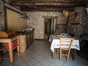 La Chiocciola في Trentinara: مطبخ مع طاولة وكراسي في غرفة