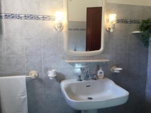 マルサラにあるCasa vacanze Villetta Frangipaneのバスルーム(洗面台、鏡付)