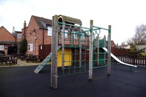 un parque infantil vacío con un tobogán en Unicorn, Gunthorpe by Marston's Inns en Lowdham