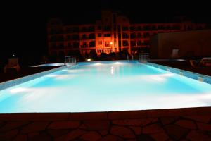 una grande piscina illuminata di notte di Dmuchawiec Łukęcin a Łukęcin