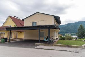 ein Haus mit einem davor geparkt in der Unterkunft Apartment Sofia in Bodensdorf