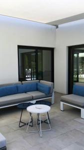 A seating area at Villa las Colinas Golf Resort