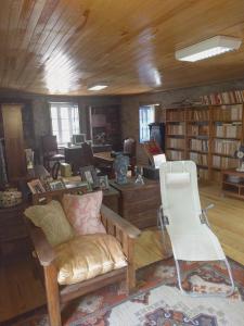 una sala de estar con un sofá y una silla en Porto Countryside House, en Aguiar de Sousa