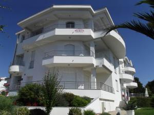 un edificio blanco con balcones en un lateral en Luxury Apartments Zana, en Zadar