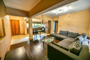 Speke Apartments Wampewo的休息区