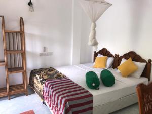 Un pat sau paturi într-o cameră la Rukmali Hotel
