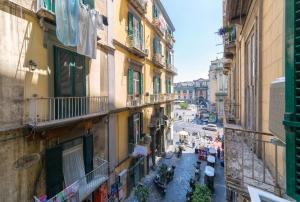 Una vista aérea de una calle de la ciudad con edificios. en Dante Maison de Charme, en Nápoles