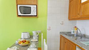 A kitchen or kitchenette at Apartamentos Monteparaiso
