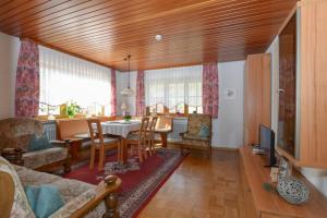 a living room with a table and a dining room at Bergfranzenhof in Oppenau